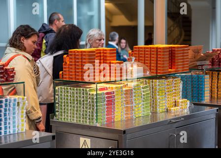 Porto, Portugal - 29 mai 2024 - boîtes traditionnelles de sardines au marché Bolhao à Porto, Portugal Banque D'Images