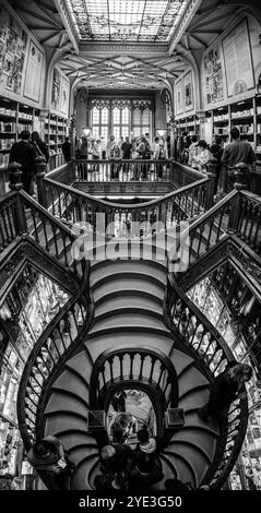 Porto, Portugal - 29 mai 2024 - célèbre escalier en bois courbé dans la librairie Lello à Porto, Portugal Banque D'Images