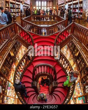 Porto, Portugal - 29 mai 2024 - célèbre escalier en bois courbé dans la librairie Lello à Porto, Portugal Banque D'Images