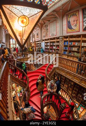 Porto, Portugal - 29 mai 2024 - célèbre escalier en bois courbé dans la librairie Lello à Porto, Portugal Banque D'Images