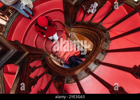 Porto, Portugal - 29 mai 2024 - célèbre escalier en bois courbé dans la librairie Lello à Porto, Portugal Banque D'Images