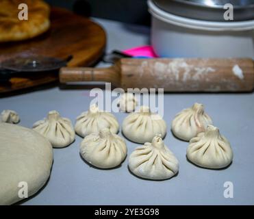 Le khinkali géorgien traditionnel est fabriqué dans la cuisine. Khinkali avant la cuisson. Banque D'Images