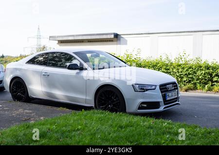 Iserlohn, NRW, Allemagne. 22 septembre 2024. Une audi a5 sportback blanche garée dans un parking Banque D'Images