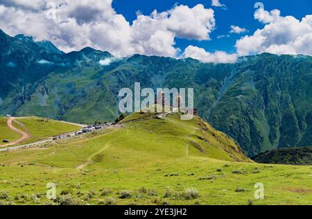 Vue sur l'église de trinité Gergeti (Tsminda Sameba) dans la région de Kazbegi, Géorgie. L'Église, près du village de sous le mont, Gergeti Kazbegi. Banque D'Images