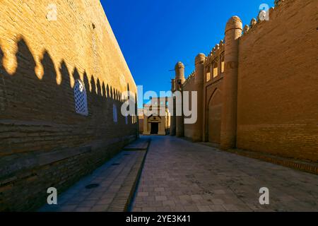 Mausolée de Uch Avliyo Bobo et palais Tash-Khauli est situé dans la partie orientale de la vieille ville de Khiva (Itchan-Kala). Banque D'Images