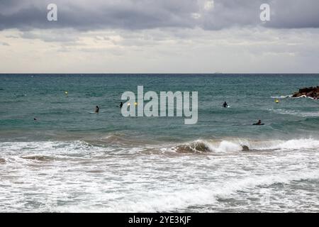 Surfeurs, Sitges, Catalogne, Espagne. Banque D'Images