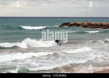 Surfeurs, Sitges, Catalogne, Espagne. Banque D'Images