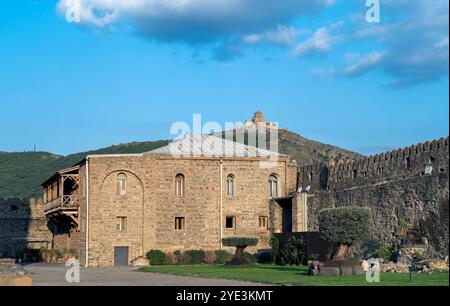 Vue du monastère de Mtskheta de Jvari depuis la cour de la cathédrale Svetitskhoveli dans la ville de Mtskheta en Géorgie. Banque D'Images