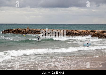 Surfeurs, Sitges, Catalogne, Espagne. Banque D'Images