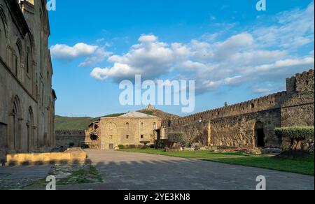 Vue du monastère de Mtskheta de Jvari depuis la cour de la cathédrale Svetitskhoveli dans la ville de Mtskheta en Géorgie. Banque D'Images