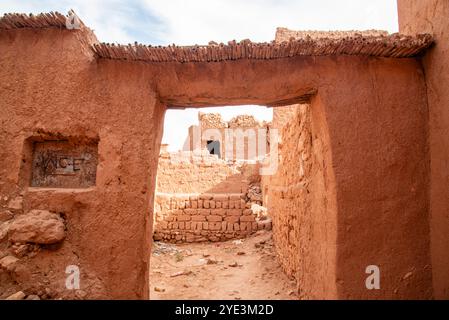 Ruines d'un village d'adobe dans le désert sous un ciel bleu clair Banque D'Images