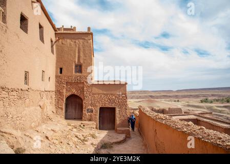 Ruines d'un village d'adobe dans le désert sous un ciel bleu clair Banque D'Images