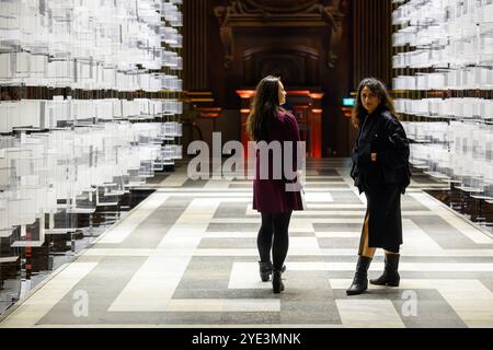 Londres, Royaume-Uni, le 28 octobre 2024, Duo by Melek Zeynep Bulut a ouvert ses portes au Painted Hall, The Old Royal Naval College, Londres. Il a été reporté du London Design Festival de septembre et est maintenant en place jusqu'au 3 novembre 2024., Andrew Lalchan Photography/Alamy Live News Banque D'Images