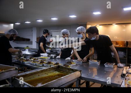 Gaza, Palestine. 29 août 2020. Des centaines de repas sont préparés pour nourrir les gens dans les centres de quarantaine de la ville de Gaza. La semaine dernière, des cas de COVID-19 ont été détectés pour la première fois dans la communauté de la bande de Gaza densément peuplée, suscitant de vives inquiétudes quant au fait que son système de santé, surchargé et sous-doté de ressources, pourrait bientôt être submergé. Les cas de coronavirus ont en effet régulièrement augmenté dans l’enclave côtière assiégée avec la crise sanitaire aggravée par la tension actuelle avec Israël, qui empêche le carburant d’entrer dans Gaza, provoquant de graves pénuries d’électricité Banque D'Images