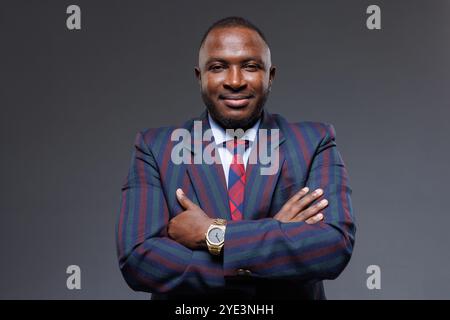 Portrait de bel homme d'affaires afro-américain sur fond gris, gestionnaire élégant, employé de bureau Banque D'Images