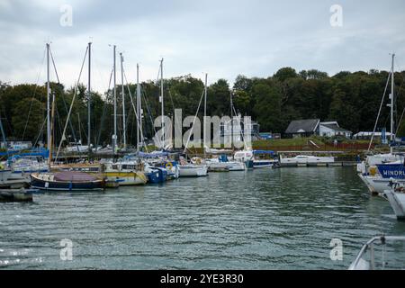 Woolverstone, Royaume-Uni - 13 octobre 2024 - vue d'un port de plaisance à Woolverstone, Suffolk, Royaume-Uni Banque D'Images