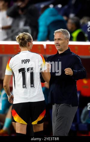 Duisburg, Deutschland, Deutschland : australien 1:2 Frauen - Länderspiel 28.10.2024 in der Schauinsland-Reisen-Arena in Duisburg Alexandra POPP (GER) Li.- Hat das Spielfeld verlassen und wird nach Beendigung ihrer Karriere im Nationaltrikot von Trainer Christian WÜCK (GER) Re.- verabschiedet. Foto : Norbert Schmidt, Duesseldorf Banque D'Images