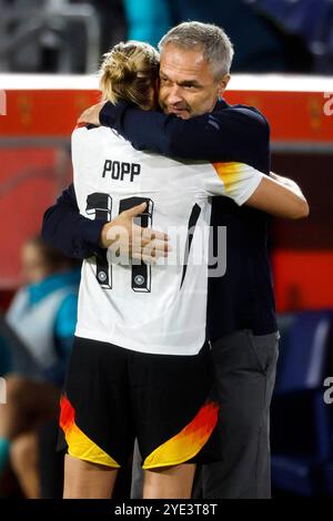 Duisburg, Deutschland, Deutschland : australien 1:2 Frauen - Länderspiel 28.10.2024 in der Schauinsland-Reisen-Arena in Duisburg Alexandra POPP (GER) Li.- Hat das Spielfeld verlassen und wird nach Beendigung ihrer Karriere im Nationaltrikot von Trainer Christian WÜCK (GER) Re.- verabschiedet. Foto : Norbert Schmidt, Duesseldorf Banque D'Images