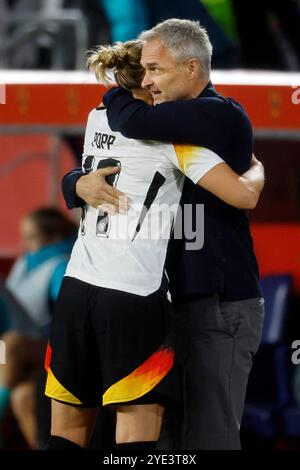 Duisburg, Deutschland, Deutschland : australien 1:2 Frauen - Länderspiel 28.10.2024 in der Schauinsland-Reisen-Arena in Duisburg Alexandra POPP (GER) Li.- Hat das Spielfeld verlassen und wird nach Beendigung ihrer Karriere im Nationaltrikot von Trainer Christian WÜCK (GER) Re.- verabschiedet. Foto : Norbert Schmidt, Duesseldorf Banque D'Images