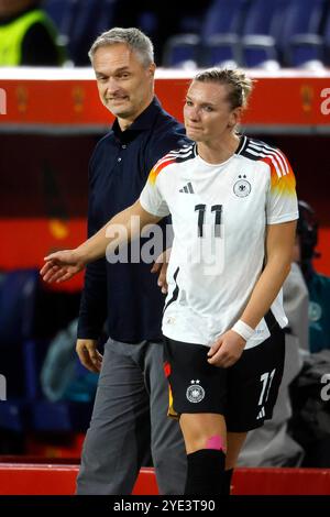 Duisburg, Deutschland, Deutschland : australien 1:2 Frauen - Länderspiel 28.10.2024 in der Schauinsland-Reisen-Arena in Duisburg Alexandra POPP (GER) Re.- Hat das Spielfeld verlassen und wird nach Beendigung ihrer Karriere im Nationaltrikot von Trainer Christian WÜCK (GER) Li.- verabschiedet. Foto : Norbert Schmidt, Duesseldorf Banque D'Images