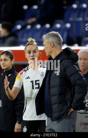 Duisburg, Deutschland, Deutschland : australien 1:2 Frauen - Länderspiel 28.10.2024 in der Schauinsland-Reisen-Arena in Duisburg Giulia GWINN (GER) Li.- und Trainer Christian WÜCK (GER) Re.- Foto:Norbert Schmidt Banque D'Images