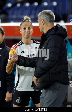 Duisburg, Deutschland, Deutschland : australien 1:2 Frauen - Länderspiel 28.10.2024 in der Schauinsland-Reisen-Arena in Duisburg Giulia GWINN (GER) Li.- und Trainer Christian WÜCK (GER) Re.- Foto:Norbert Schmidt Banque D'Images