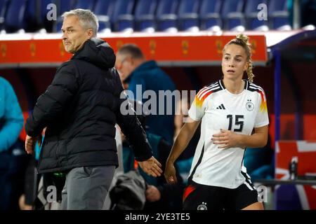 Duisburg, Deutschland, Deutschland : australien 1:2 Frauen - Länderspiel 28.10.2024 in der Schauinsland-Reisen-Arena in Duisburg Giulia GWINN (GER) Li.- und Trainer Christian WÜCK (GER) Re.- Foto:Norbert Schmidt Banque D'Images