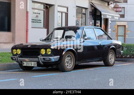 Urnieta, Espagne-5 octobre 2024 : 1971 SIÈGES 124 Sport coupé 1800 dans les rues de la ville Banque D'Images