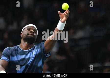 Paris, France. 29 octobre 2024. FRANCES TIAFOE (USA) rend le ballon à GIOVANI PERRICARD (FRA) lors de la deuxième journée du tournoi Rolex Paris Masters 1000 au stade Paris Accor Arena à Paris France (crédit image : © Pierre Stevenin/ZUMA Press Wire) USAGE ÉDITORIAL EXCLUSIF ! Non destiné à UN USAGE commercial ! Banque D'Images