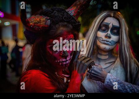 Kolkata, Bengale occidental, Inde. 28 octobre 2024. À l'approche d'Halloween, l'Inde est témoin d'un enthousiasme croissant pour ces vacances effrayantes, mêlant festivités traditionnelles et flair moderne. Autrefois largement éclipsé par les festivals locaux, Halloween a creusé un créneau unique, captivant l'imagination des enfants et des adultes dans les centres urbains. Dans des villes comme Mumbai, Delhi, Kolkata et Bengaluru, les quartiers se transforment en centres dynamiques d'activités d'Halloween. Les magasins locaux sont approvisionnés avec des costumes, des décorations et une gamme de friandises, ce qui rend plus facile pour les fêtards d'embrasser le Banque D'Images