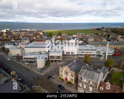 Musselburgh Écosse, Royaume-Uni. 29 octobre 2024. Vues aériennes du Brunton Theatre et des salles associées à Musselburgh qui est actuellement fermé et qui est très probablement démoli suite à la découverte de béton cellulaire autoclavé armé (RAAC) dans les panneaux de toit. Iain Masterton/ Alamy Live News Banque D'Images