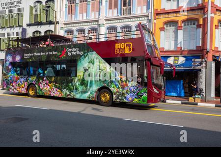 Big bus service ferry touristes autour de l'itinéraire désigné pour explorer divers endroits dans leur siège et confort. Le plus rapide. Chinatown, Singapour. Banque D'Images