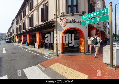 Les gens marchent passer le nom de la rue, Mosque Street. Long étirement de shophouses. Chinatown, Singapour. Banque D'Images