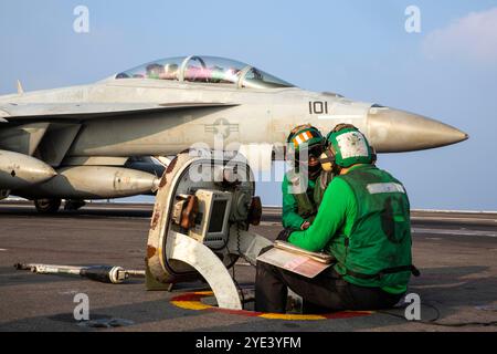 241021-N-AB116-1033 ZONE DE RESPONSABILITÉ DU COMMANDEMENT CENTRAL des États-Unis (21 octobre 2024) les compagnons (équipement) de Boatswain de l'aviation de la marine américaine effectuent des vérifications finales Banque D'Images