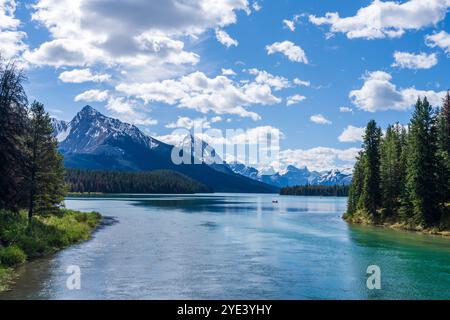 Canoë sur le lac maligne. Paysages de montagnes enneigées et de lacs turquoise dans le parc national Jasper, Alberta, Canada. Les Rocheuses canadiennes. Banque D'Images