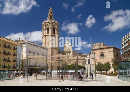 Valencia, Espagne - 14 août 2023 : place de la Reine et Tour Micalet à Valence, Espagne. Banque D'Images