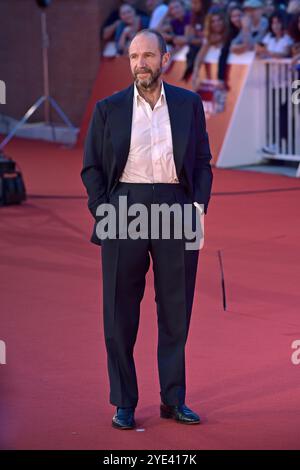 Rome, Italie. 26 octobre 2024. ROME, ITALIE - OCTOBRE 26 : Ralph Fiennes assiste au tapis rouge 'Conclave' lors du 19e Festival du film de Rome à l'Auditorium Parco Della Musica le 26 octobre 2024 à Rome, Italie. Crédit : dpa/Alamy Live News Banque D'Images