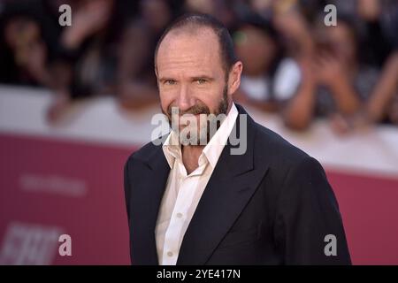 Rome, Italie. 26 octobre 2024. ROME, ITALIE - OCTOBRE 26 : Ralph Fiennes assiste au tapis rouge 'Conclave' lors du 19e Festival du film de Rome à l'Auditorium Parco Della Musica le 26 octobre 2024 à Rome, Italie. Crédit : dpa/Alamy Live News Banque D'Images