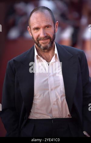 Rome, Italie. 26 octobre 2024. ROME, ITALIE - OCTOBRE 26 : Ralph Fiennes assiste au tapis rouge 'Conclave' lors du 19e Festival du film de Rome à l'Auditorium Parco Della Musica le 26 octobre 2024 à Rome, Italie. Crédit : dpa/Alamy Live News Banque D'Images
