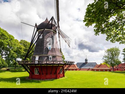 Vue du moulin à vent de Kastelsmøllen dans le Kastellet, une citadelle du XVIIe siècle à Copenhague, Danemark, avec la prison et l'église en arrière-plan. Banque D'Images