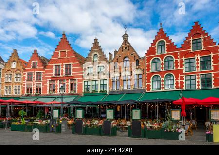 Restaurants sur Bruges Markt (place du marché), maisons colorées avec des pignons à pas de corbeaux à Bruges, Belgique Banque D'Images