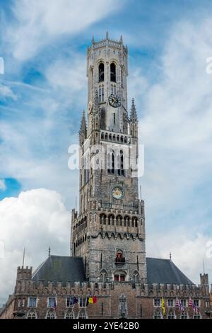 Le célèbre beffroi (Belfort) sur Bruges Markt (place du marché), Belgique Banque D'Images