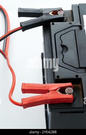 Thème du système électrique de voiture. Recharge de l'ancien accumulateur du véhicule isolé Banque D'Images
