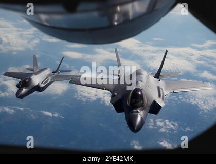 Deux avions F-35A Lightning II de l'US Air Force, accompagnés de l'équipe de démonstration F-35, approchent un KC-135 de l'US Air Force pour le ravitaillement en vol Banque D'Images