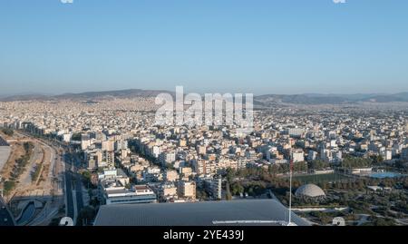 Vue aérienne du Centre Stavros Niarchos et du paysage urbain d'Athènes, Grèce Banque D'Images