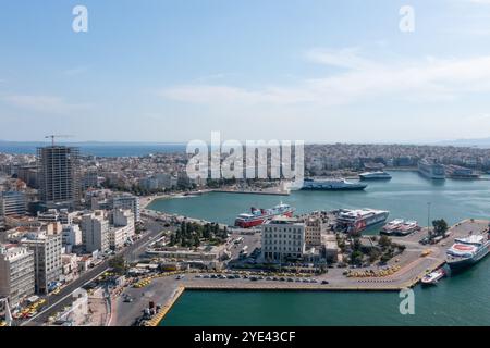Vue aérienne du port du Pirée et du paysage urbain côtier à Athènes, Grèce Banque D'Images