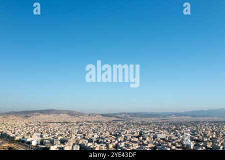 Vue panoramique du paysage urbain d'Athènes avec les montagnes lointaines Banque D'Images