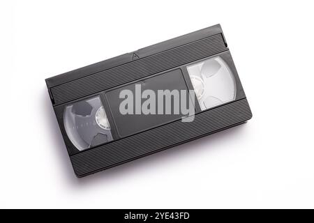 Ancienne cassette de cassette vidéo vintage VHS noire pour le stockage de film ou de film isolé sur fond blanc Banque D'Images