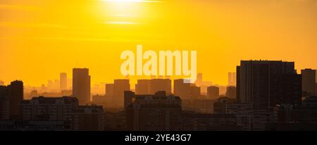 Vue aérienne en perspective des bâtiments anciens et modernes sur les toits coucher du soleil paysage urbain scène coucher du soleil crépuscule Banque D'Images