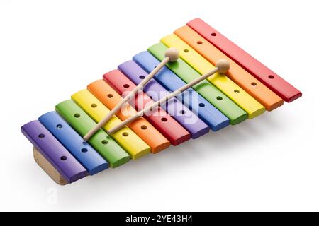 Xylophone en bois coloré isolé sur fond blanc, jouet musicien pour les enfants Banque D'Images